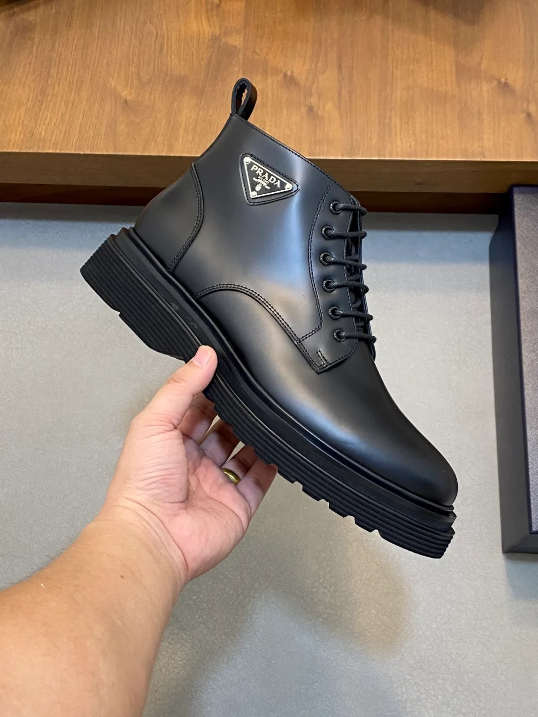 Men's men's shoes💰900 Prada/Prada Thick-soled formal wear shipped, same style at the counter, top-quality goods produced in Dongguan, those who know the goods should hurry up and start! New men's casual leather shoes, imported calfskin, shiny and translucent leather, uniform leather holes, fine texture, splicing and sewing technology, soft, comfortable and wrinkle-free, elegant Derby shoe shape, thickened and heavy-duty made, high-quality products that kill all currencies in the market, standard gold-label cowhide feet, calfskin lining, thickened rubber sole, durable and wear-resistant, ultra-light material, extremely comfortable for the upper foot, smooth surface, splicing lines, two styles to choose from, complete packaging! Size: 39-40-41-42-43-44 (45 customized) leather shoes
